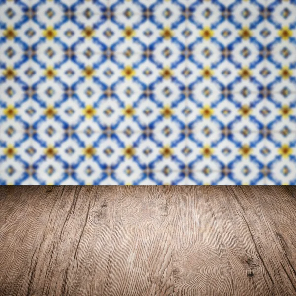 Plateau de table en bois et mur de motif de carreaux de céramique vintage flou — Photo