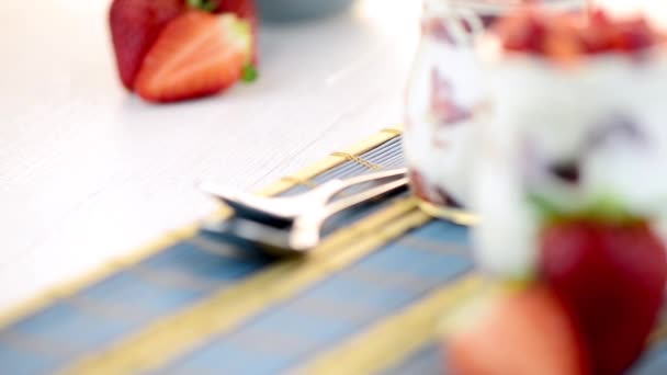 Fresas desierto con crema — Vídeos de Stock