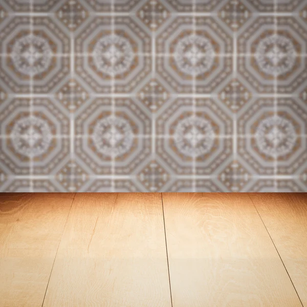 Plateau de table en bois et mur de motif de carreaux de céramique vintage flou — Photo