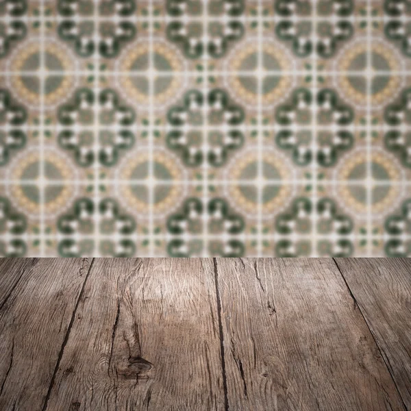 Plateau de table en bois et mur de motif de carreaux de céramique vintage flou — Photo