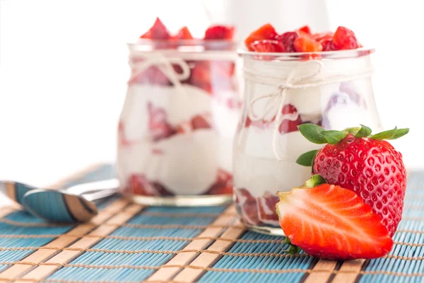 Erdbeeren-Dessert mit Sahne — Stockfoto