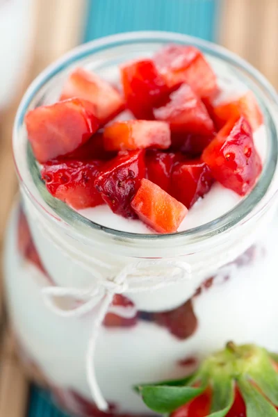 Erdbeeren-Dessert mit Sahne — Stockfoto