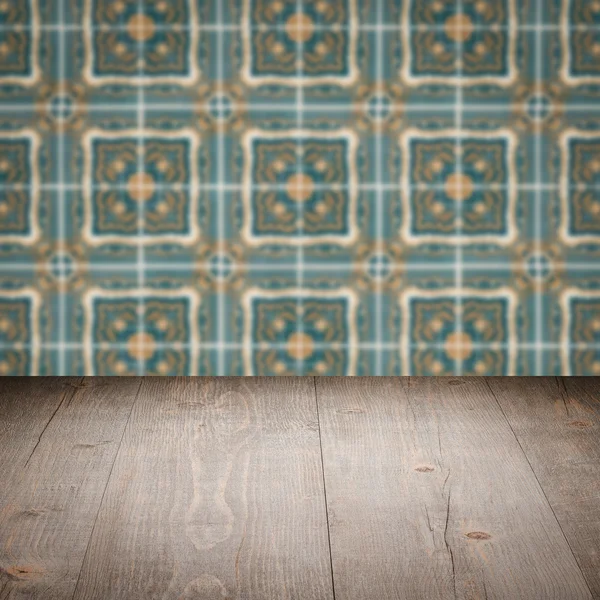 Plateau de table en bois et mur de motif de carreaux de céramique vintage flou — Photo