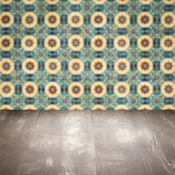 Meja kayu atas dan blur vintage dinding pola keramik — Stok Foto