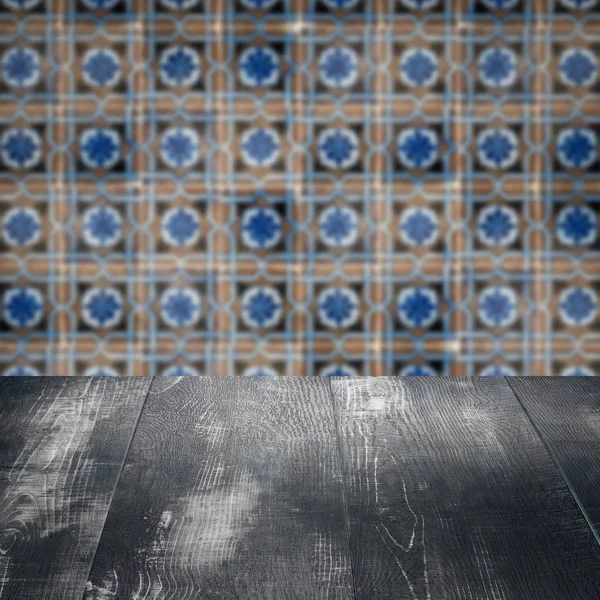 Plateau de table en bois et mur de motif de carreaux de céramique vintage flou — Photo