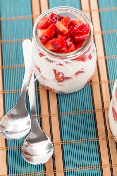 Erdbeeren-Dessert mit Sahne — Stockfoto