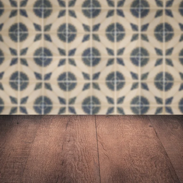 Plateau de table en bois et mur de motif de carreaux de céramique vintage flou — Photo