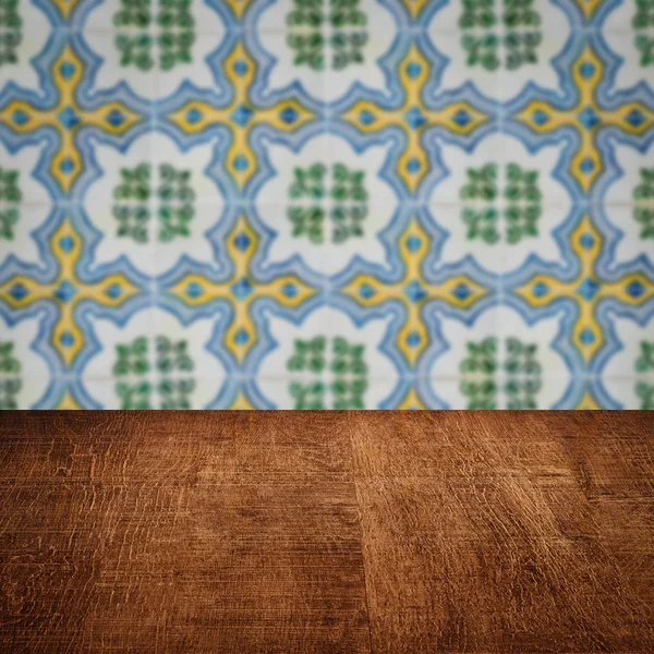 Trä table top och oskärpa vintage keramiska plattor mönster vägg — Stockfoto