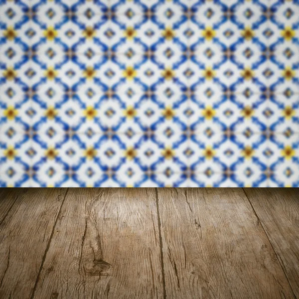 Plateau de table en bois et mur de motif de carreaux de céramique vintage flou — Photo