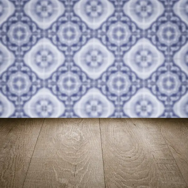 Plateau de table en bois et mur de motif de carreaux de céramique vintage flou — Photo