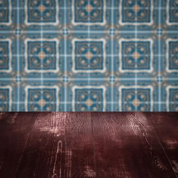 木桌顶和模糊复古瓷砖图案墙 — 图库照片