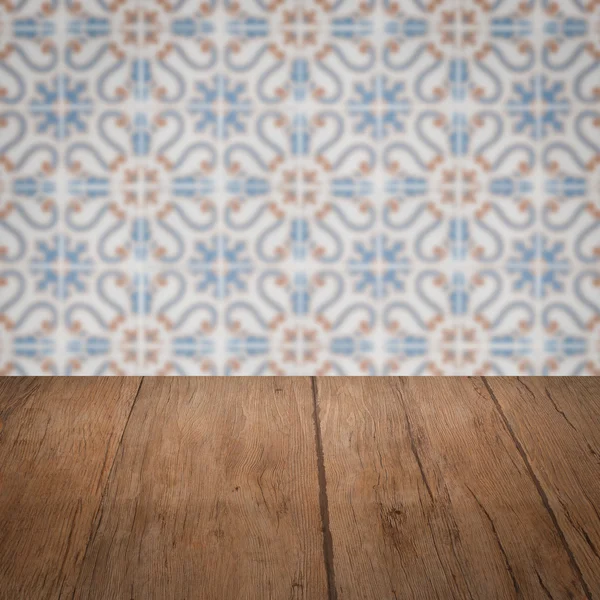 Mesa de madera superior y desenfoque de cerámica vintage patrón de la pared —  Fotos de Stock