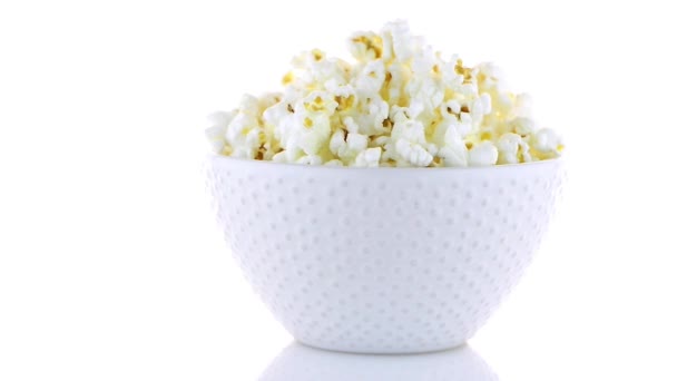 Popcorn in een witte schaal — Stockvideo