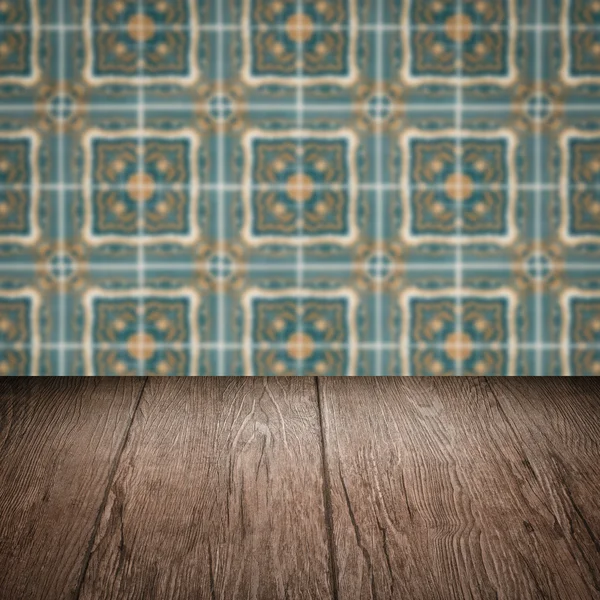 Plateau de table en bois et mur de motif de carreaux de céramique vintage flou — Photo