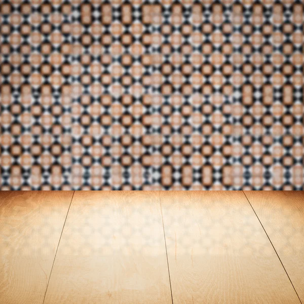 Plateau de table en bois et mur de motif de carreaux de céramique vintage flou — Photo