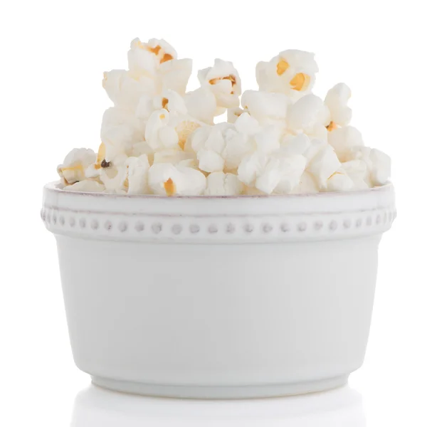 Popcorn in una ciotola bianca — Foto Stock