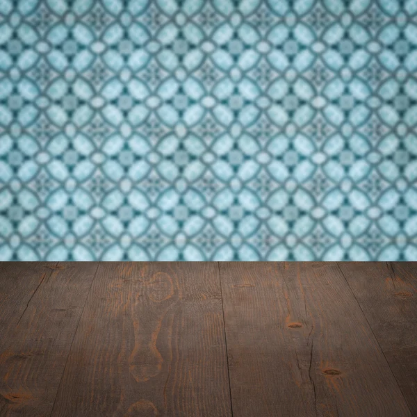 Piano in legno e sfocatura vintage parete modello piastrelle di ceramica — Foto Stock