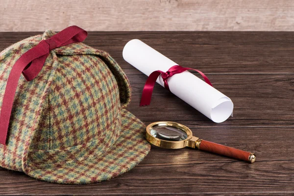 Papierblätter und Lupe verpackt — Stockfoto