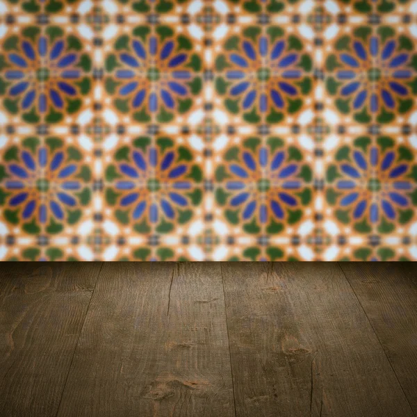 Plateau de table en bois et mur de motif de carreaux de céramique vintage flou — Photo