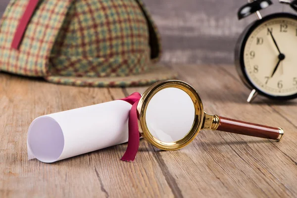 Papierblätter und Lupe verpackt — Stockfoto