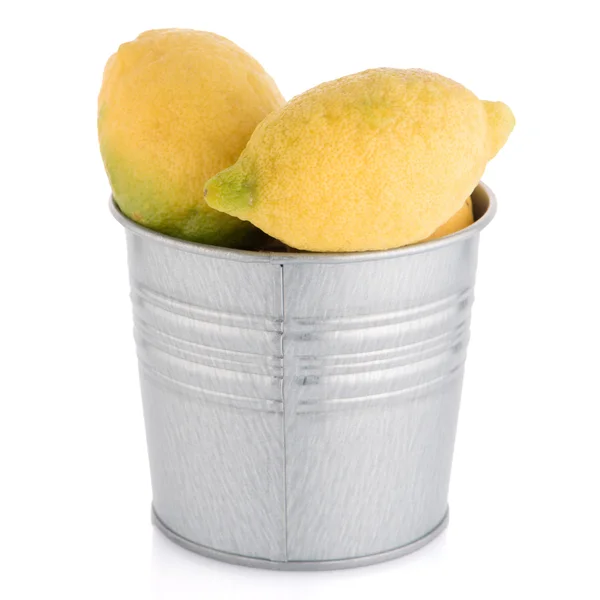 Secchio con limoni — Foto Stock