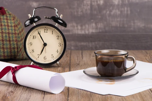 Alte Uhr, Hut, Kaffee und Papierblätter — Stockfoto