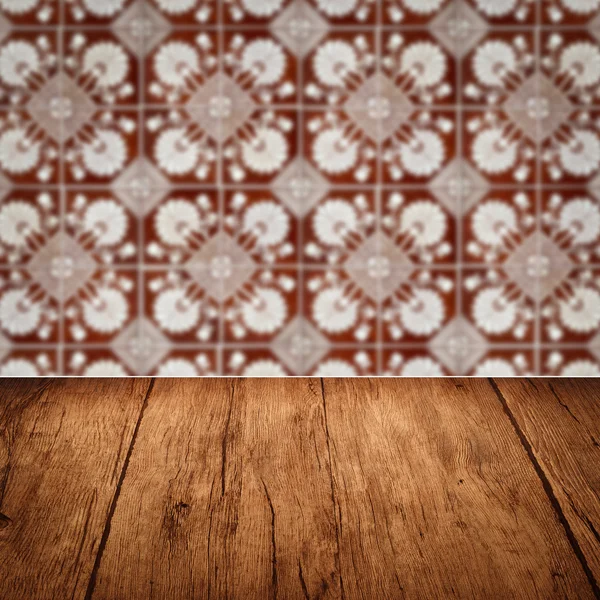 Mesa de madera superior y desenfoque de cerámica vintage patrón de la pared — Foto de Stock