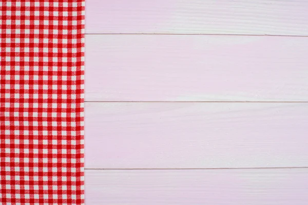 Na drewnianym stole czerwony ręcznik — Zdjęcie stockowe