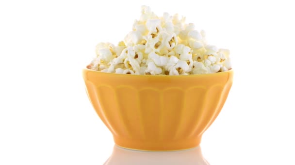 Popcorn i en orange skål — Stockvideo