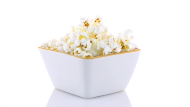 Popcorn in een witte schaal — Stockvideo