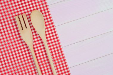 Kırmızı havlu üzerinde mutfak eşyaları