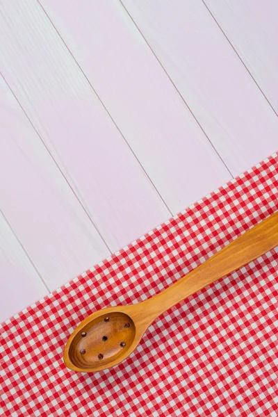 Utensílios de cozinha em toalha vermelha — Fotografia de Stock