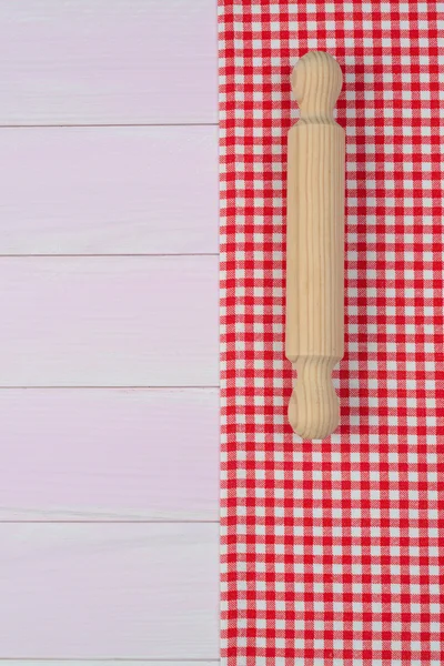 Utensílios de cozinha em toalha vermelha — Fotografia de Stock