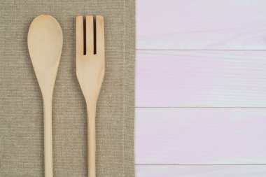 bej renkli havlu üzerinde mutfak eşyaları