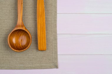 bej renkli havlu üzerinde mutfak eşyaları