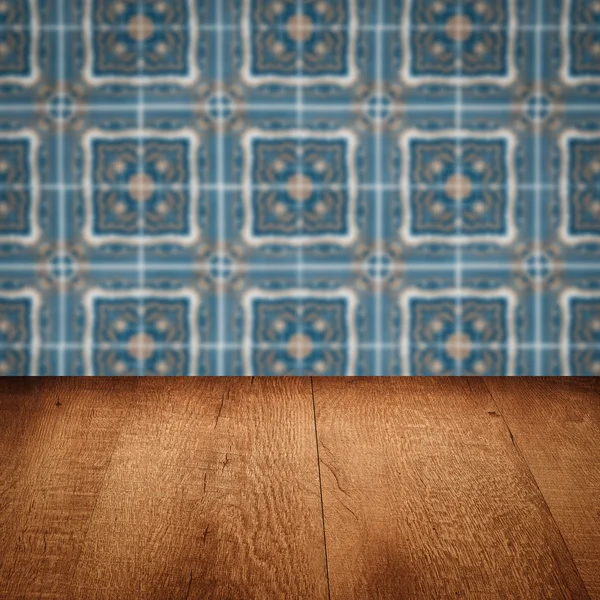 Plateau de table en bois et mur de motif de carreaux de céramique vintage flou — Photo