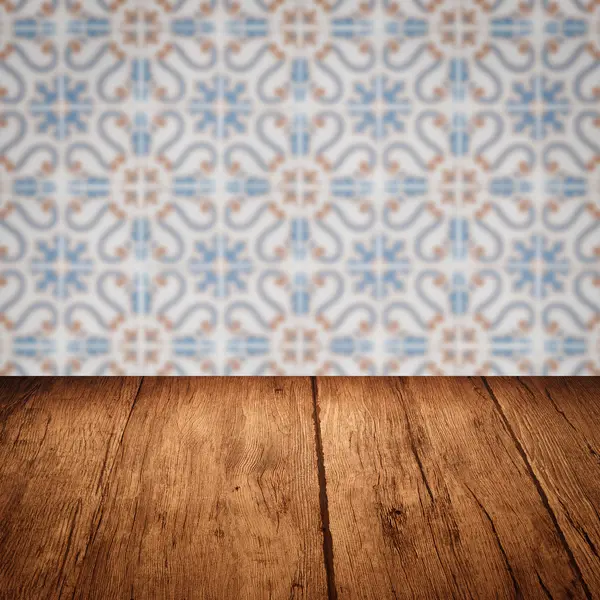 Plateau de table en bois et mur de motif de carreaux de céramique vintage flou — Photo