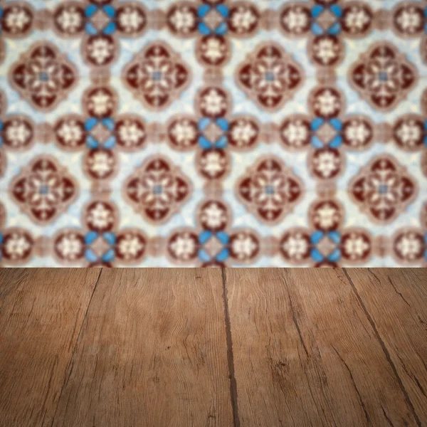 Plateau de table en bois et mur de motif de carreaux de céramique vintage flou — Photo