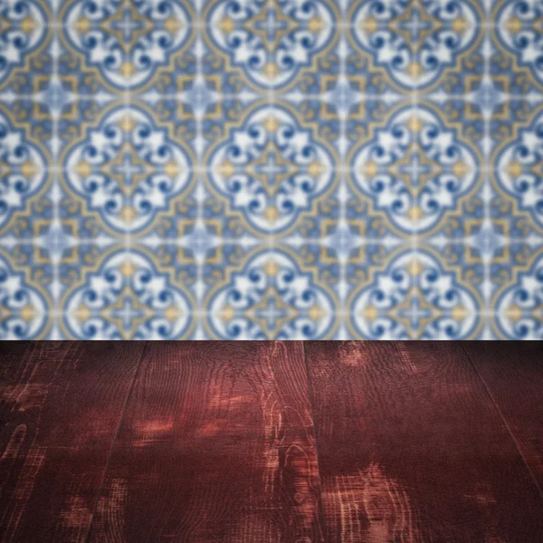 Plateau de table en bois et mur de motif de carreaux de céramique vintage flou — Photo