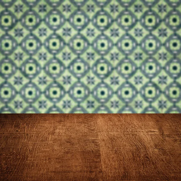 Plateau de table en bois et mur de motif de carreaux de céramique vintage flou — Photo