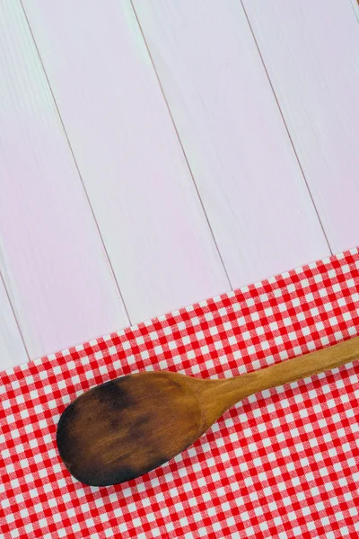 Utensílios de cozinha em toalha vermelha — Fotografia de Stock