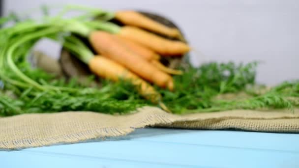 Zanahorias sobre una mesa de madera — Vídeo de stock