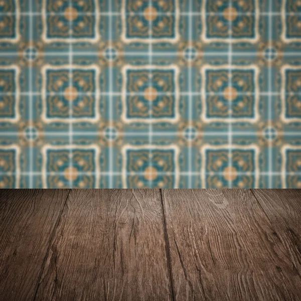 Plateau de table en bois et mur de motif de carreaux de céramique vintage flou — Photo