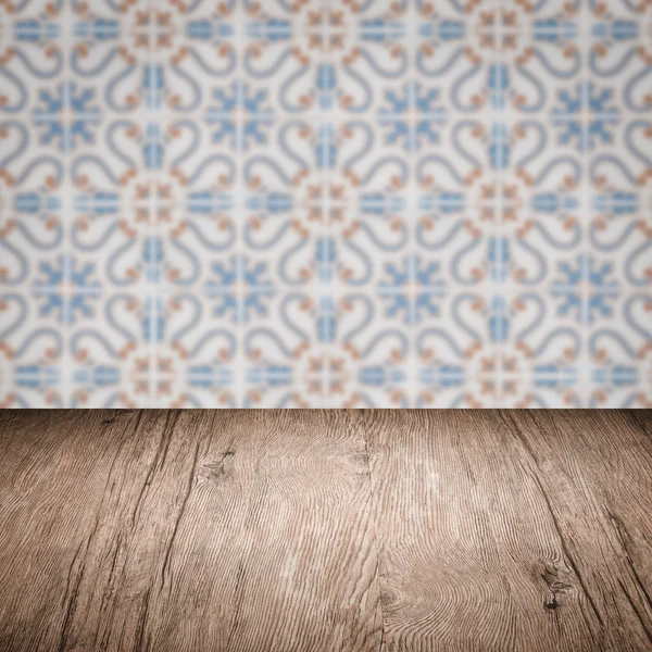 Plateau de table en bois et mur de motif de carreaux de céramique vintage flou — Photo