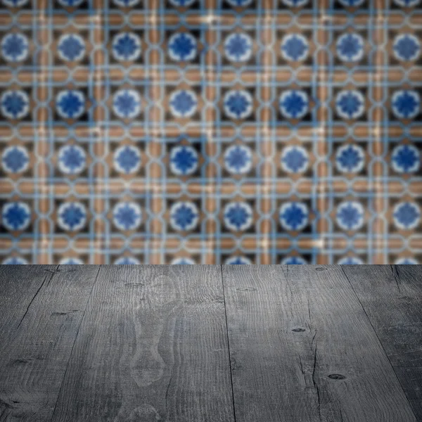 Plateau de table en bois et mur de motif de carreaux de céramique vintage flou — Photo