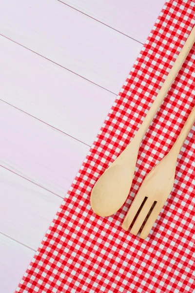 Utensílios de cozinha em toalha vermelha — Fotografia de Stock