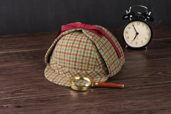 Chapéu Sherlock e lupa — Fotografia de Stock