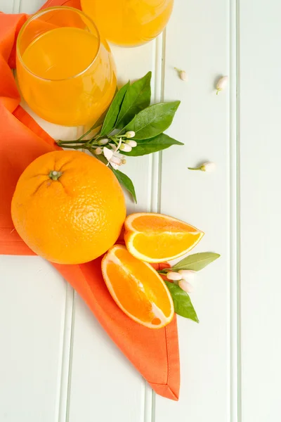 Tuore puristettu appelsiinimehu — kuvapankkivalokuva