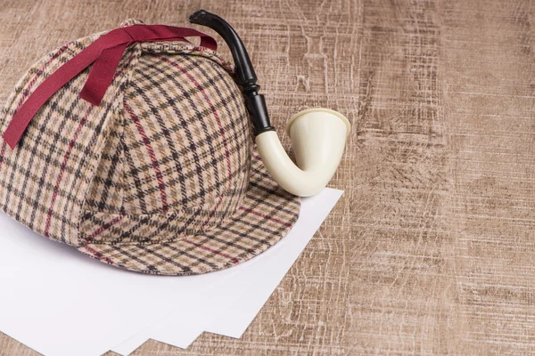 夏洛克的帽子和烟管Amrut eller sherlock hatt och tobak pipe på gamla träbord — 图库照片