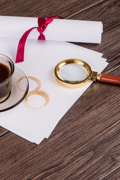 Fogli di carta avvolti e lente d'ingrandimento — Foto Stock